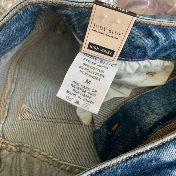 NWT Judy Blue Daisy Cutoff Shorts - Picture 6 of 7